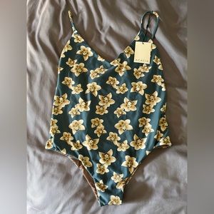 XL Acacia Banyans in tropic - new with tags and liner